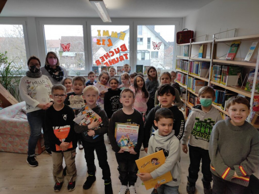 Erstklässler besuchen EmmiLis Büchertruhe
